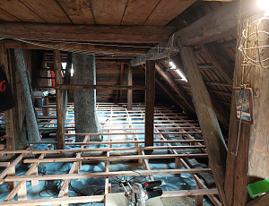 Zateplení stropu rodinného domu a zhotovení podlahy půdy